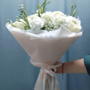 Букет из белых роз и эустом 4