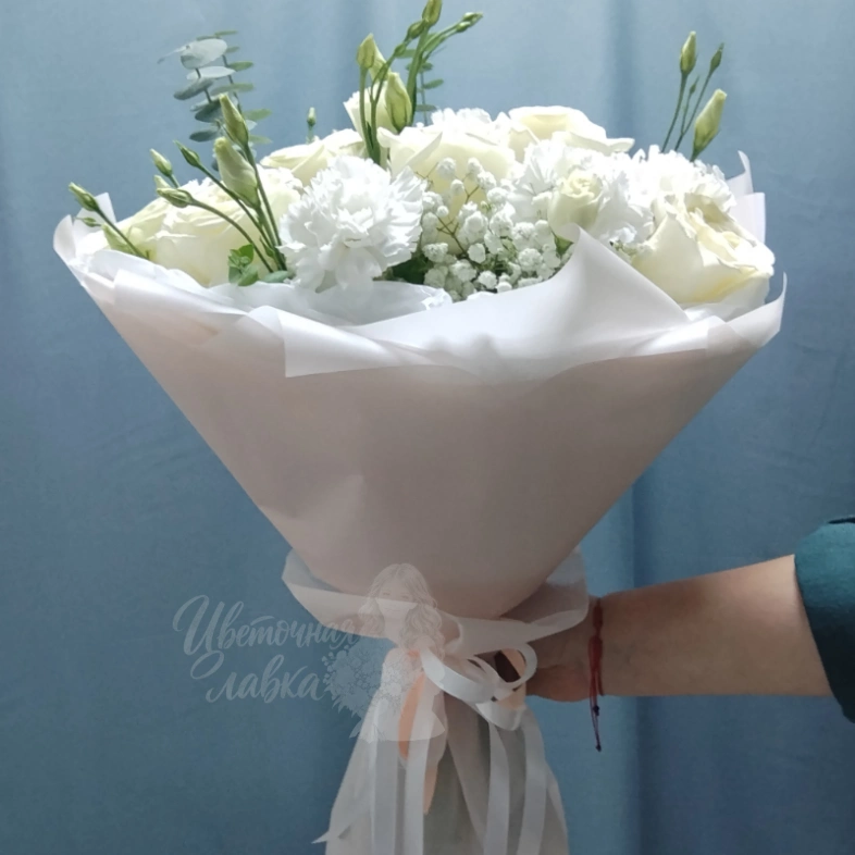Букет из белых роз и эустом