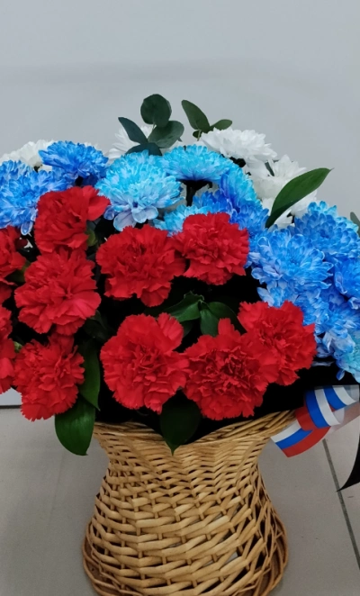 Патриотический триколор(корзина траур)